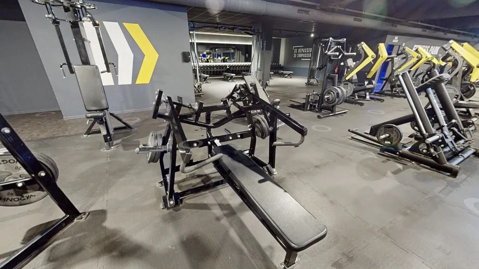 Plate-Loaded Iso-Lateral Horizontal Bench Press - Fitness Park Montpellier Vendargues
