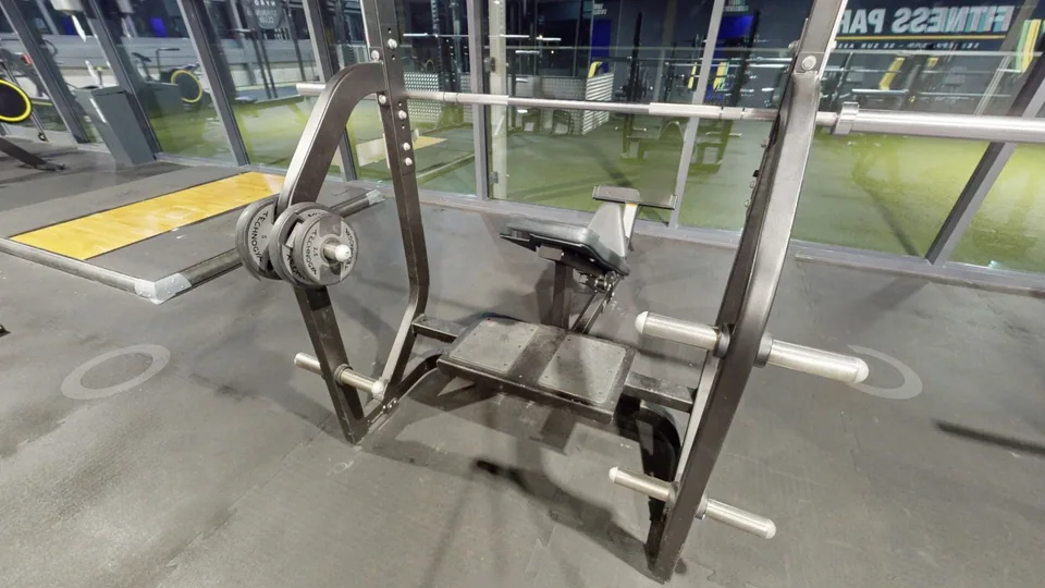 Banc de développé couché incliné - Fitness Park Montpellier Vendargues
