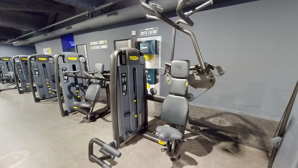 Vertical Traction machine - Fitness Park Montpellier Vendargues