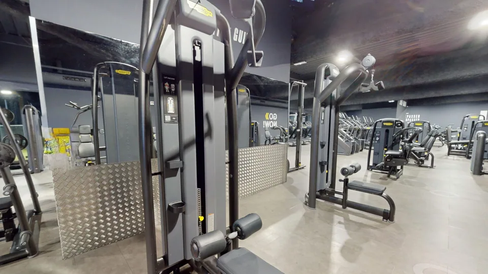 Lat Pulldown machine prise écartée - Fitness Park Montpellier Vendargues